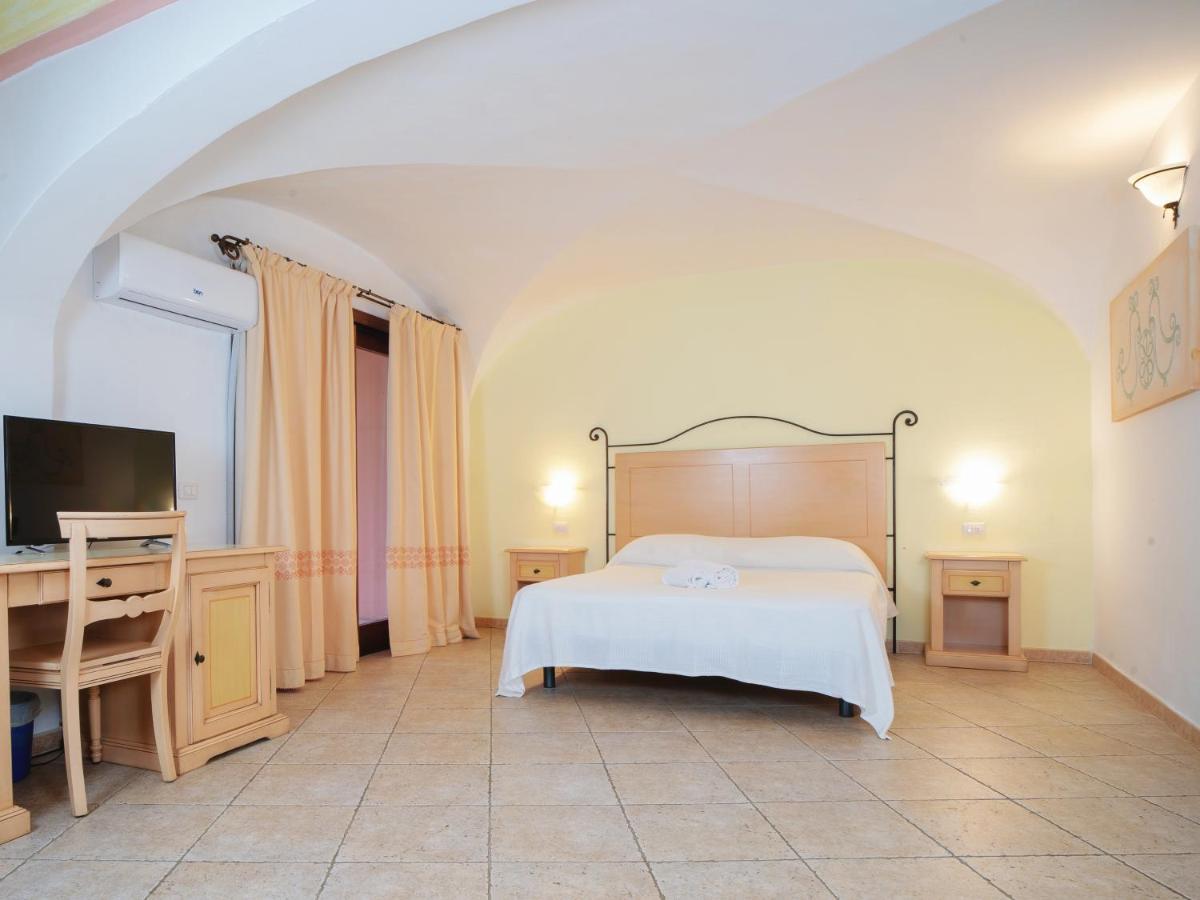 Hotel Pedra Santa Baja Sardinia Eksteriør bilde